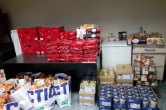 na zdjęciu przygotowane paczki i podarunki w ramach Akcji Kolacja Fundacji Biedronka