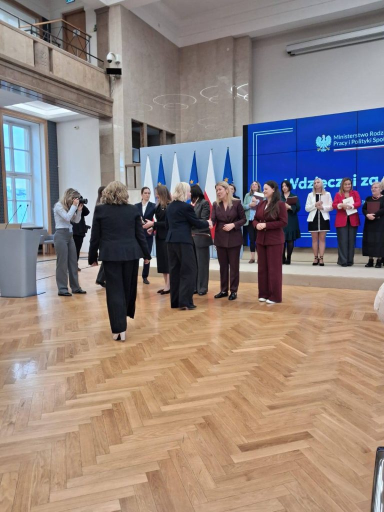 na zdjęciu Kierownicy i Dyrektorzy Ośrodków Pomocy Społecznej odbierający podziękowania z rąk Ministry Rodziny, Pracy i Polityki Społecznej