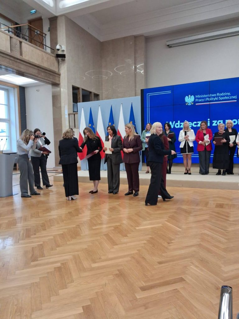 na zdjęciu Kierownicy i Dyrektorzy Ośrodków Pomocy Społecznej odbierający podziękowania z rąk Ministry Rodziny, Pracy i Polityki Społecznej